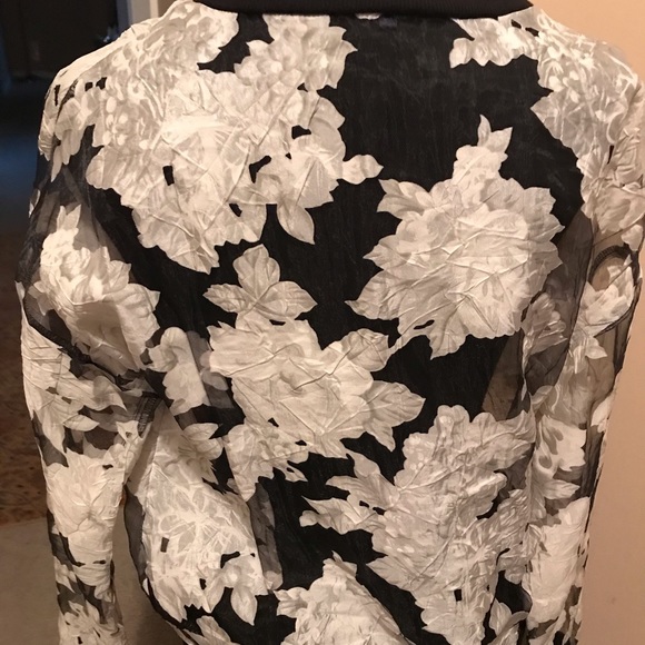 Tildon black & white burnout design pullover - Picture 3 of 5